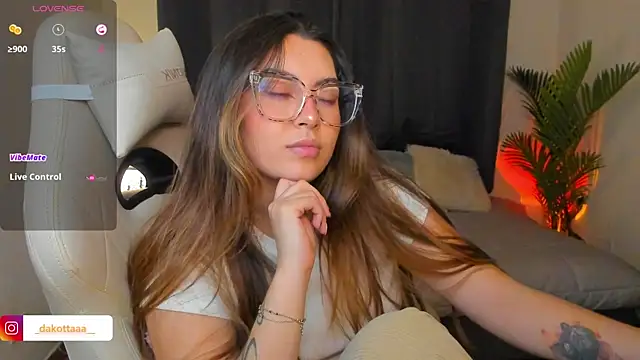 dakottaa  online show from April 16, 12:11 am