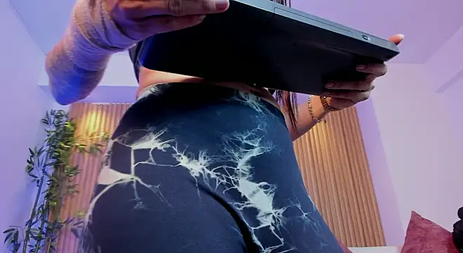 charlottewhitte online show from April 9, 12:21 pm