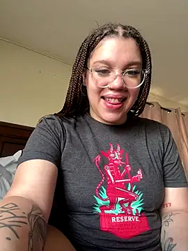 QueenNuttCollector online show from December 17, 5:17 pm