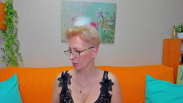 iamyourdream89 online show from April 3, 4:27 pm