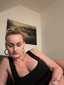 Snapshot of Daryyna chatting on October 2, 5:51 pm Daryyna online show from October 2, 5:51 pm