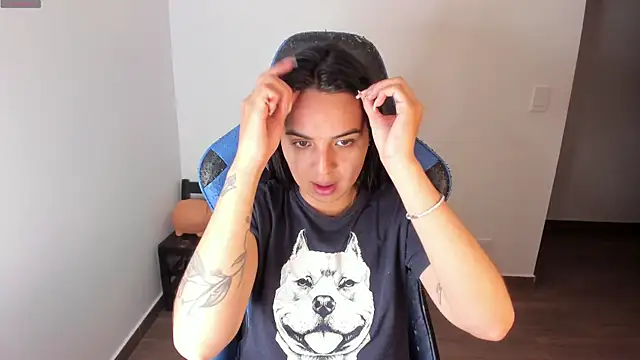 Emily Nicole online show from October 23, 1:33 am