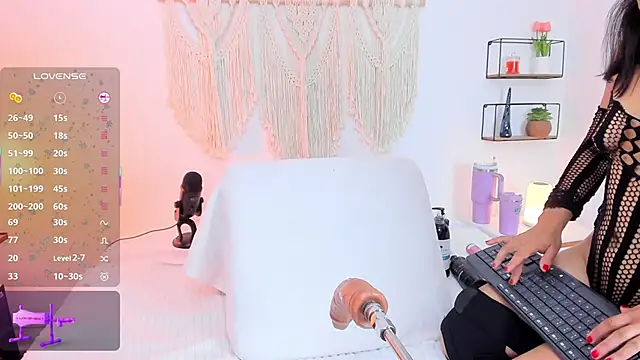 evaa rose online show from November 6, 8:37 pm