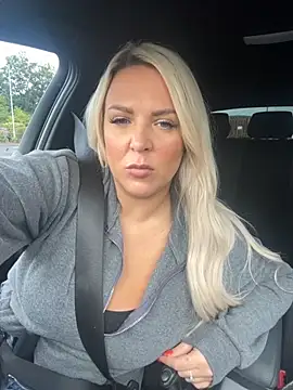 Snapshot of Bustyblondebabe32 chatting on September 10, 7:52 am Bustyblondebabe32 online show from September 10, 7:52 am