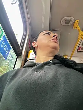 Abril Luv online show from April 9, 12:10 pm