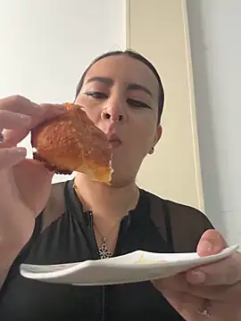 Abril Luv online show from February 16, 1:00 pm