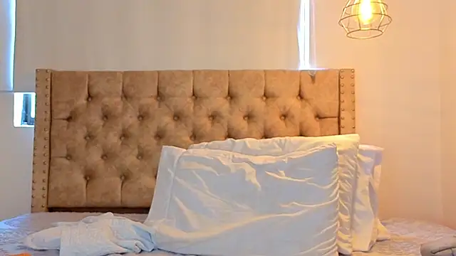 KeryHillson online show from April 18, 3:03 pm