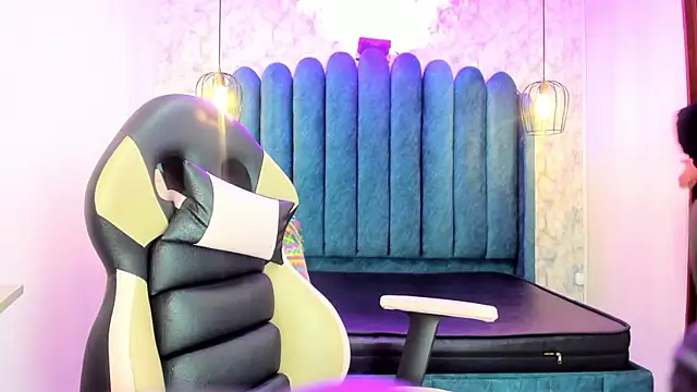 nalalye cruzz  online show from October 26, 3:24 am