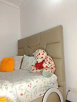 NicRaisaa online show from October 25, 4:20 am