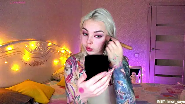 LillyMoure  online show from March 30, 12:10 am