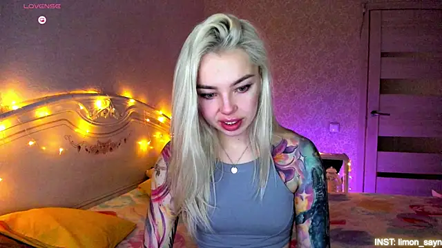 LillyMoure  online show from March 4, 11:55 pm