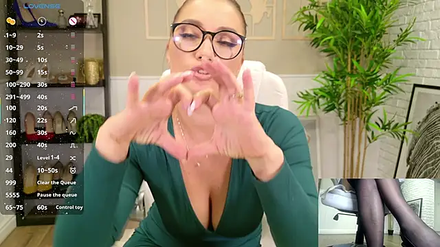 Snapshot of SelineSole chatting on October 3, 4:34 pm SelineSole online show from October 3, 4:34 pm