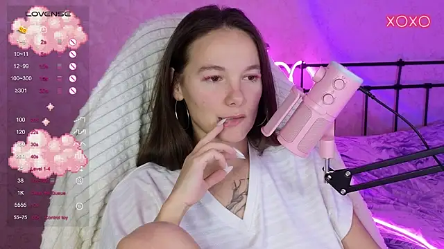 lil luna x online show from October 11, 7:05 pm