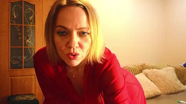 YourQueenX online show from March 27, 9:10 am