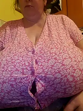 Snapshot of Nataliesbestjuggs chatting on October 6, 7:40 pm Nataliesbestjuggs online show from October 6, 7:40 pm