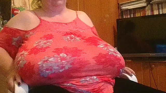 Snapshot of Nataliesbestjuggs chatting on October 2, 2:44 pm Nataliesbestjuggs online show from October 2, 2:44 pm