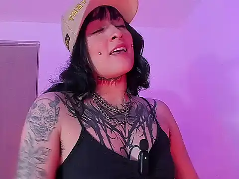 sarah benjjaminn online show from May 19, 2:02 pm