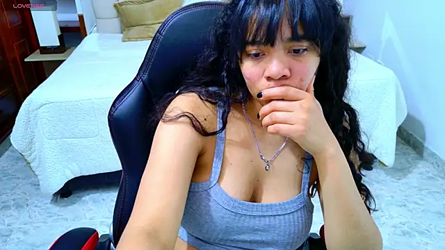 laureentt  online show from December 22, 3:42 am