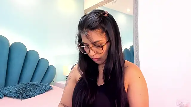 sharlott18 online show from December 19, 2:42 pm