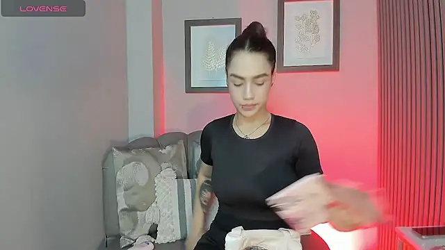 emily roberts1 online show from September 30, 1:06 pm