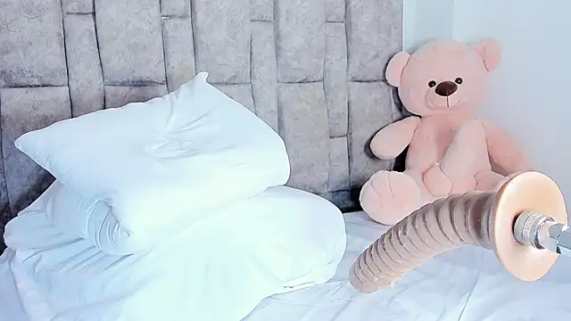 queen yully online show from December 5, 9:05 pm