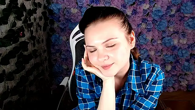 Snapshot of IxxiLiana chatting on October 14, 5:10 am IxxiLiana online show from October 14, 5:10 am
