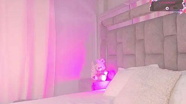 Snapshot of smiling__girl2 chatting on October 14, 9:06 pm smiling girl2 online show from October 14, 9:06 pm
