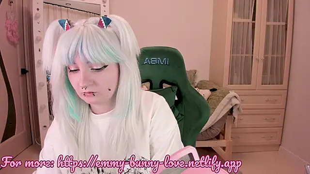 EmmyBunny online show from March 25, 3:48 pm