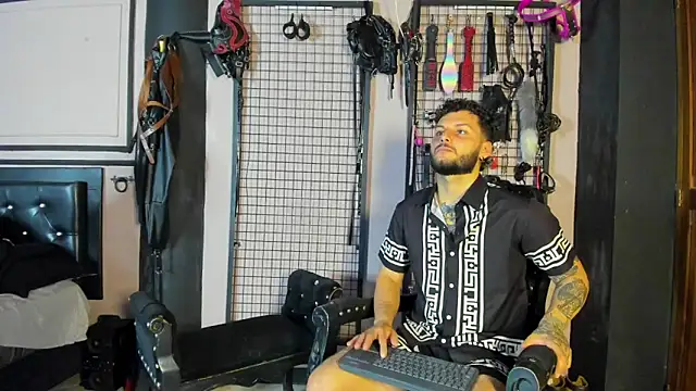 Twisted Fantasy online show from December 15, 8:25 pm