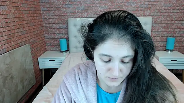 Holliy Cooper online show from December 3, 9:33 am