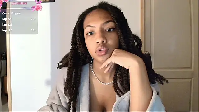 im alivys  online show from June 18, 1:18 am